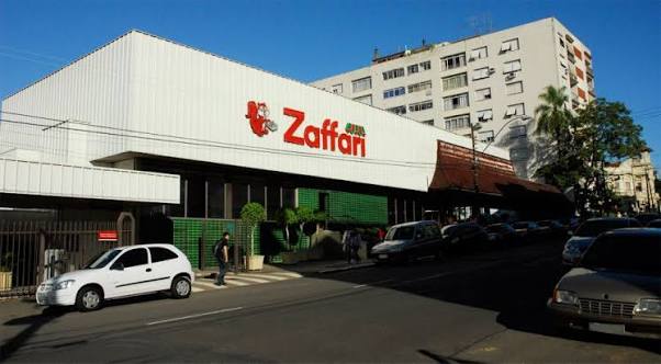 Bancas de frutas e verduras de um supermercado antigo, com caixas de madeira e luz suave