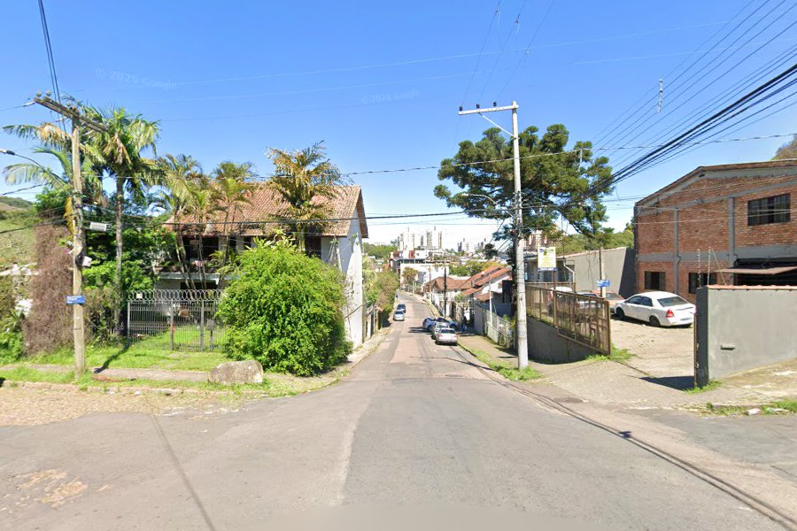 Casa da Glória hoje — fachada branca com vegetação ao lado, rua tranquila